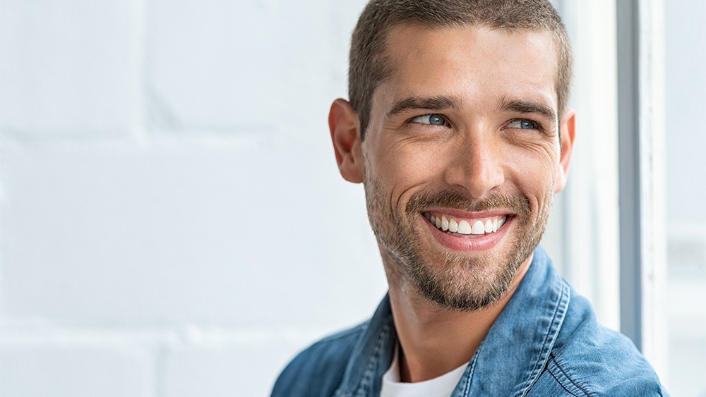 Ein Mann mit schönem Lächeln.